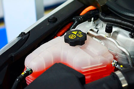 ¿Cómo cambiar el líquido refrigerante del coche?
